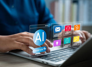 Principiante nel mercato delle criptovalute che studia i fondamenti delle operazioni automatizzate tramite AI