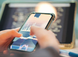 Persona che esamina un trasparente sistema di trasferimento e prelievo dei capitali